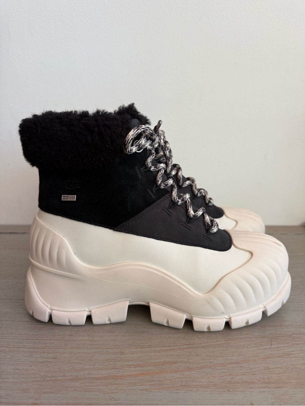 UGG Fossil  White Adiroam Hiker Waterproof Winter Snow/Rain Boots SIZE 10 B&W